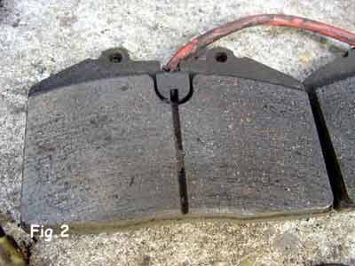Figure 1.2 — Paire de plaquettes avant et câble de témoin d’usure prêts au remontage.