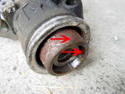Figure 5.5 — Intérieur du palier montrant corrosion, graisse ancienne et cannelures.