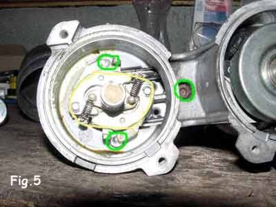 Figure 6.6 — Boîtier secondaire ouvert; trois vis BTR de fixation repérées en vert.