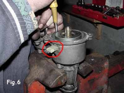 Figure 6.7 — Dépose des vis du boîtier primaire et accès au cache du connecteur.
