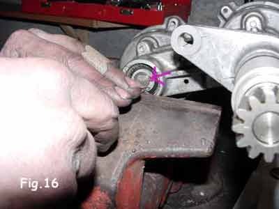 Figure 6.17 — Remise en place du circlip sur l’axe de l’avance centrifuge.